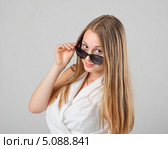 Молодая привлекательная девушка снимает солнцезащитные очки. Стоковое фото, фотограф Алёшина Оксана / Фотобанк Лори