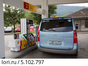 Российский автомобиль на АЗС Shell в Швейцарии (2013 год). Редакционное фото, фотограф Михаил Рыбачек / Фотобанк Лори