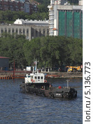 Самоходный плашкоут СРП-154. Владивосток (2012 год). Редакционное фото, фотограф Валерий Акулич / Фотобанк Лори