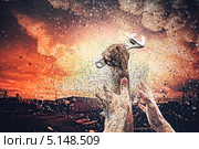 Руки тянутся к руке, сжимающей разводной гаечный ключ. Стоковое фото, фотограф Sergey Nivens / Фотобанк Лори