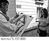 Художник рисует портрет девушки, чб (2012 год). Редакционное фото, фотограф Корнилова Светлана / Фотобанк Лори