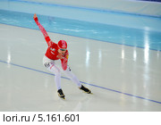 Конькобежка набирает скорость на прямом участке трека (2012 год). Редакционное фото, фотограф Анна Мартынова / Фотобанк Лори