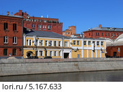 Жилой дом — производственный корпус Товарищества паровой фабрики «Эйнем» (1890, архитектор Жерский; нач. XX в.), г. Москва, Болотная наб., 7, стр. 1 (2013 год). Стоковое фото, фотограф Алексей Гусев / Фотобанк Лори