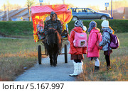 Абрек на пони катает ребятишек (2012 год). Редакционное фото, фотограф Анатолий Матвейчук / Фотобанк Лори
