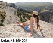 Караимка, девушка сидит на скале на фоне пейзажа. Стоковое фото, фотограф Андрей Купчинский / Фотобанк Лори