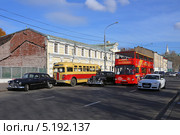 Ретроавтомобили и экскурсионный двухэтажный автобус (даблдекер), Москва, Болотная площадь, 12 (2013 год). Редакционное фото, фотограф Алексей Гусев / Фотобанк Лори