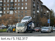 Двухэтажный автовоз эвакуатор (Isuzu) везет новые автомобили (Москва, 1-ая Дубровская улица) (2013 год). Редакционное фото, фотограф Щеголева Ольга / Фотобанк Лори