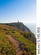 Вид на Атлантический океан с Мыса Рока (Cabo da Roca) - самой западной точки Евразийского континента, Португалия (2013 год). Редакционное фото, фотограф E. O. / Фотобанк Лори
