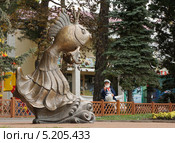 Геленджик, скульптура "Золотая рыбка". Скульптор Евгений Соколов (2013 год). Редакционное фото, фотограф Dmitry29 / Фотобанк Лори