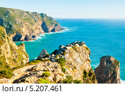 Вид на Атлантический океан с Мыса Рока (Cabo da Roca) - самой западной точки Евразийского континента, Португалия (2013 год). Стоковое фото, фотограф E. O. / Фотобанк Лори