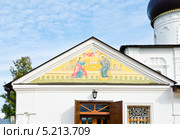 Роспись над входом в церковь Георгия Победоносца, Старая Русса. Приходской храм Ф.М. Достоевского и его семьи (2013 год). Стоковое фото, фотограф Алина Сбитнева / Фотобанк Лори