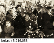 Первомайская демонстрация, счастливые лица. Пятидесятые годы прошлого века. Редакционное фото, фотограф Евгений Мухортов / Фотобанк Лори