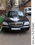 Автомобиль "Волга" ГАЗ 31105 вид спереди сверху (2013 год). Редакционное фото, фотограф Родион Власов / Фотобанк Лори