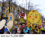 Псковская Масленица. Праздничное шествие по улицам Пскова (2013 год). Редакционное фото, фотограф Наталия Журавлёва / Фотобанк Лори