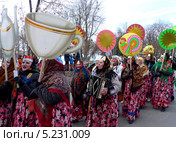 Псковская Масленица. Праздничное шествие по улицам Пскова (2013 год). Редакционное фото, фотограф Наталия Журавлёва / Фотобанк Лори