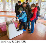 Дети надевают бахилы с помощью диспенсера для бахил (2013 год). Редакционное фото, фотограф Сергей Лаврентьев / Фотобанк Лори