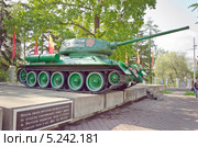 Танк Т-34-85 "Иркутский Комсомолец" на постаменте (2013 год). Редакционное фото, фотограф Игорь Боголюбов / Фотобанк Лори
