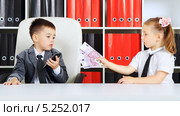 Юные бизнесмены в офисе. Стоковое фото, фотограф Петр Малышев / Фотобанк Лори