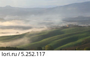 Холмы Долины Валь д’Орча (Val d’Orcia) туманным утром. Тоскана, Италия. Объект Всемирного наследия ЮНЕСКО (2013 год). Редакционное видео, видеограф Виктория Катьянова / Фотобанк Лори