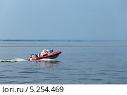 Ходовые испытания маломерных судов на Международном военно-морском салоне IMDS-2013. Катер МЧС. Редакционное фото, фотограф Игорь Долгов / Фотобанк Лори