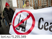 Молодые участники "Русского марша" держат баннер с надписью "Сегодня - мечеть, завтра - джихад!" на шествии в Люблино, Москва 4 ноября 2013. Редакционное фото, фотограф Николай Винокуров / Фотобанк Лори