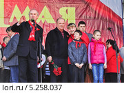 Геннадий Зюганов и депутат Потапов с пионерами (2013 год). Редакционное фото, фотограф Алёшина Оксана / Фотобанк Лори