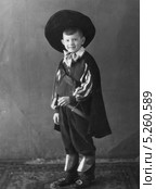 Мальчик в костюме мушкетёра. 1950 год. Редакционное фото, фотограф Евгений Мухортов / Фотобанк Лори