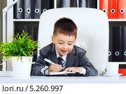Маленький босс в офисе. Стоковое фото, фотограф Петр Малышев / Фотобанк Лори