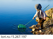 Мальчик у воды играет с сачком. Стоковое фото, фотограф Квитко Ирина Сергеевна / Фотобанк Лори