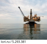 Нефтяная вышка в море. Стоковое фото, фотограф Elnur / Фотобанк Лори