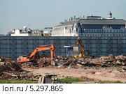 Уборка мусора после сноса гостиницы "Россия", Москва (2010 год). Редакционное фото, фотограф lana1501 / Фотобанк Лори