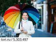 Улыбающаяся женщина в возрасте с разноцветным зонтом. Стоковое фото, фотограф Яков Филимонов / Фотобанк Лори