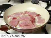 Сырое мясо, свинина обжаривается на сковороде. Стоковое фото, фотограф Яна Королёва / Фотобанк Лори