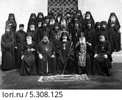 Старинная фотография первосвященников Свято-Успенского Патриаршего монастыря в городе Одесса, Украина, 1950 год. Редакционное фото, фотограф Александр Лесик / Фотобанк Лори