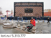 Скандальный павильон-чемодан с логотипом модного дома Louis Vuitton (Луи Виттон) на Красной площади (2013 год). Редакционное фото, фотограф Алёшина Оксана / Фотобанк Лори