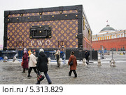 Скандальный павильон-чемодан с логотипом модного дома Louis Vuitton на Красной площади (2013 год). Редакционное фото, фотограф Алёшина Оксана / Фотобанк Лори