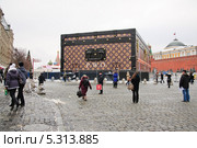 Скандальный павильон-чемодан с логотипом модного дома "Louis Vuitton" на Красной площади (2013 год). Редакционное фото, фотограф Алёшина Оксана / Фотобанк Лори