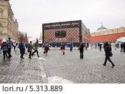 Скандальный павильон-чемодан Louis Vuitton на Красной площади (2013 год). Редакционное фото, фотограф Алёшина Оксана / Фотобанк Лори
