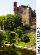 Старая церковь в Сан-Хуан-ле-Фонтс (2013 год). Редакционное фото, фотограф Яков Филимонов / Фотобанк Лори
