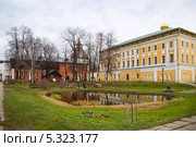 Ростовский Кремль, вид на Дом на погребах (гостиницу) и Самуилов корпус (2013 год). Редакционное фото, фотограф Елена Преображенская / Фотобанк Лори