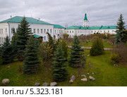 Ростов Великий, Спасо-Яковлевский Димитриев монастырь, зеленый внутренний дворик (2013 год). Стоковое фото, фотограф Елена Преображенская / Фотобанк Лори