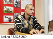Военный призыв 2013 в областном военкомате города Железнодорожный. Редакционное фото, фотограф Дмитрий Неумоин / Фотобанк Лори