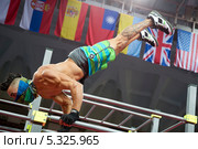 Спортсмен из США выполняет упражнения на чемпионате мира Street Workout World Cup 2013 Super Final в Москве. Редакционное фото, фотограф Николай Винокуров / Фотобанк Лори