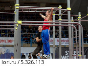 Спортсмен выполняет упражнения на чемпионате мира Street Workout World Cup 2013 Super Final в Москве. Редакционное фото, фотограф Николай Винокуров / Фотобанк Лори