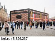 Скандальный павильон-чемодан с логотипом модного дома Louis Vuitton ("Луи Виттон") на Красной площади (2013 год). Редакционное фото, фотограф Алёшина Оксана / Фотобанк Лори