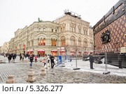 ГУМ и павильон-чемодан Louis Vuitton на Красной площади в Москве (2013 год). Редакционное фото, фотограф Алёшина Оксана / Фотобанк Лори