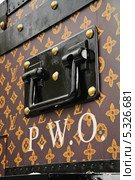 Ручка чемодана-павильона Louis Vuitton на Красной площади в Москве (2013 год). Редакционное фото, фотограф Алёшина Оксана / Фотобанк Лори