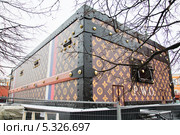 Скандальный павильон-чемодан Louis Vuitton (Луи Виттон) на Красной площади (2013 год). Редакционное фото, фотограф Алёшина Оксана / Фотобанк Лори