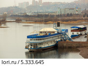 Набережная Енисея. Корабль на воде. Красноярск (2013 год). Редакционное фото, фотограф Владимир Пойлов / Фотобанк Лори