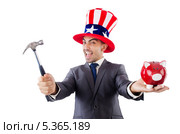 Бизнесмен в цилиндре цветов государственного флага США с молотком и свиньёй-копилкой в руках. Изолированно на белом. Стоковое фото, фотограф Elnur / Фотобанк Лори